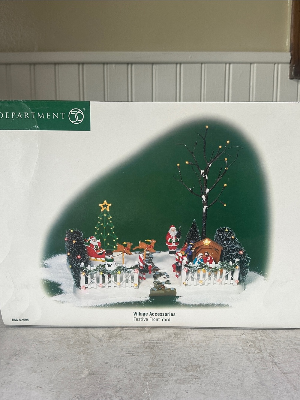 Department 56 Festive Front Yard #56.52506 Snow Village Accessory w/ Box & Light